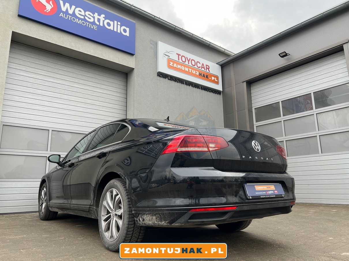 samochod vw passat po montazu haka holowniczego zdjecie po montazu haka holowniczego od tylu z bliska pokazuje efekt montazu w samochodzie 